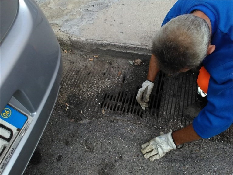 Un operaio della "Ciclat-Cogei" al lavoro