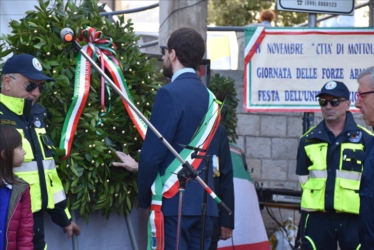 Il sindaco Barulli al monumento ai caduti Il sindaco Barulli al monumento ai caduti