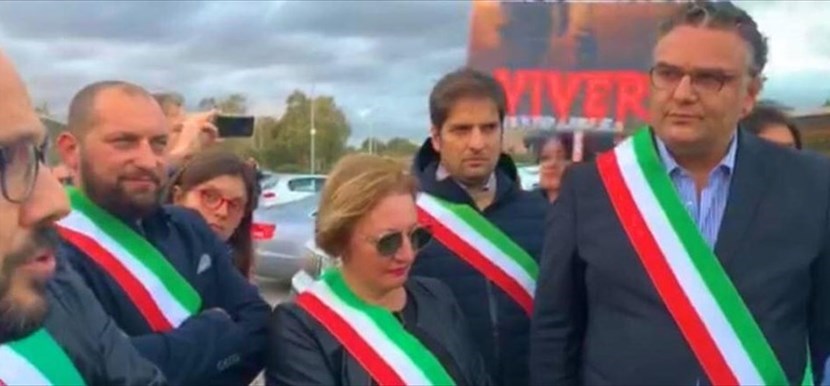 Il sindaco Lasigna e gli altri sindaci alla portineria del Siderurgico Il sindaco Lasigna e gli altri sindaci alla portineria del Siderurgico