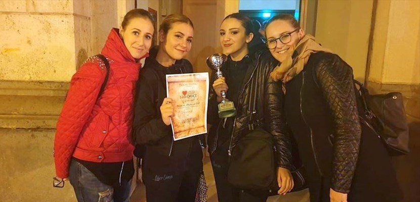 Mirka Semeraro e Martina Maraglino e le loro due insegnanti Ilaria Nigri e Daniela Castronovi