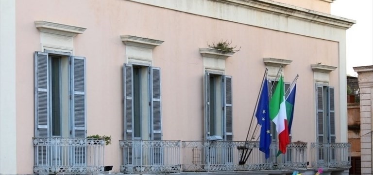No alla violenza contro le donne: a Massafra bandiere a mezz'asta
