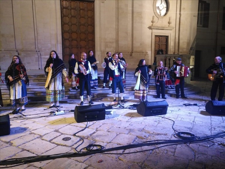 Il gruppo folkloristico "Motl la fnodd" Il gruppo folkloristico "Motl la fnodd"