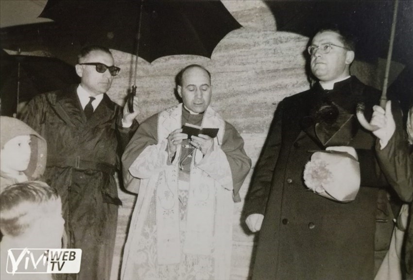 Don Antonio alla benedizione della stele della "Madonnina" - 1961