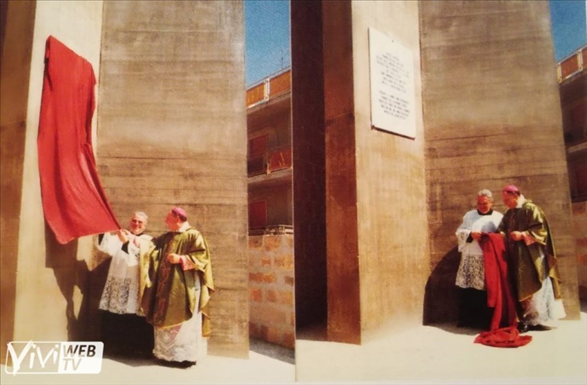 Don Antonio all'inaugurazione del campanile della parrocchia di San Francesco da Paola
