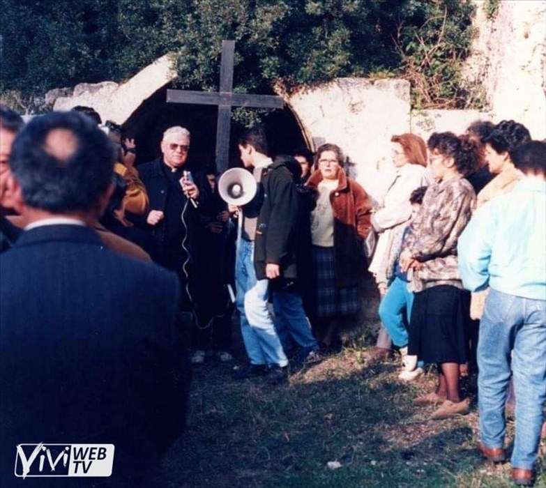 Don Antonio guida la processione dei Crucifissi - 1993