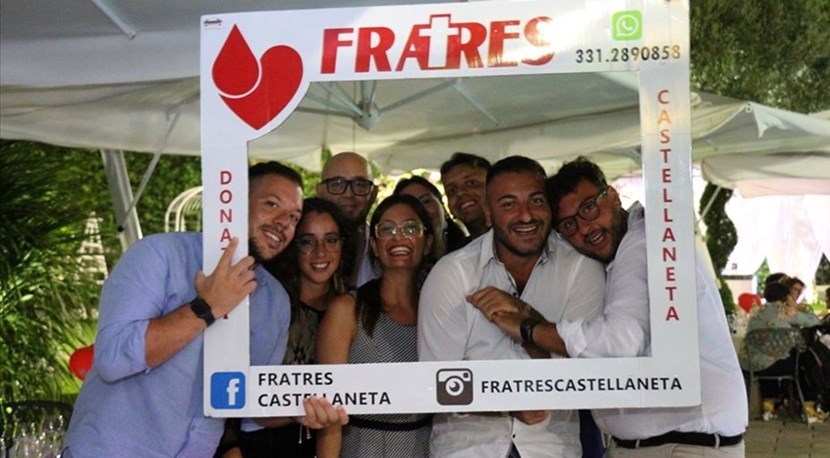 Sorridono in una foto di gruppo i volontari di Fratres Castellaneta