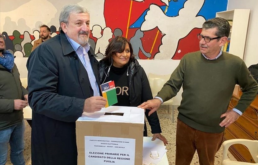 Michele Emiliano mentre vota Michele Emiliano mentre vota