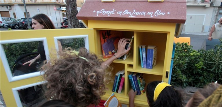 La Little Free Library in piazza Dante - Foto di repertorio