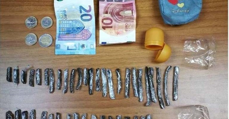 Il materiale ritrovato dalla Polizia Il materiale ritrovato dalla Polizia