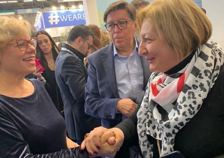 Il sindaco Borracci stringe la mano all Il sindaco Borracci stringe la mano all
