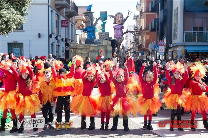 Sfilata degli istituti comprensivi e gruppi allegorici - 67° Carnevale di Massafra