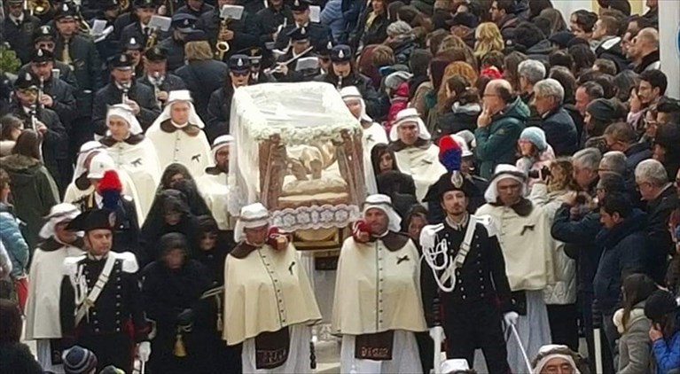 La processione dei Sacri Misteri di Mottola La processione dei Sacri Misteri di Mottola