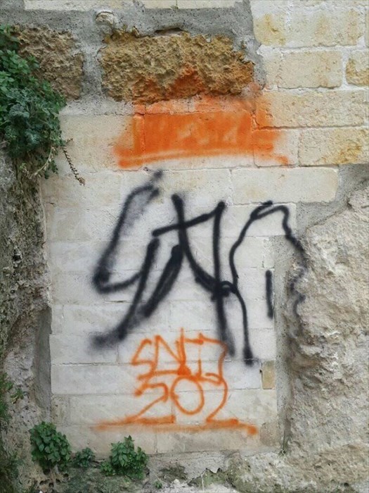 via Lopizzo a Massafra vandalizzata