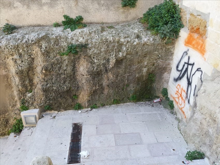 via Lopizzo a Massafra vandalizzata