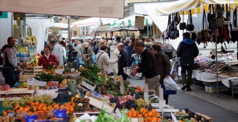 Mercato settimanale (immagine di repertorio) Mercato settimanale (immagine di repertorio)