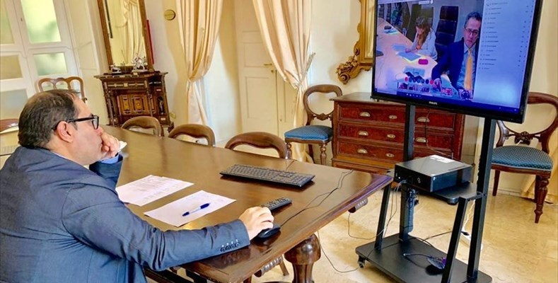 Il sindaco di Taranto Melucci durante la video conferenza