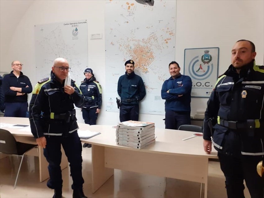 Gli agenti della Polizia Locale e gli operatori del 118