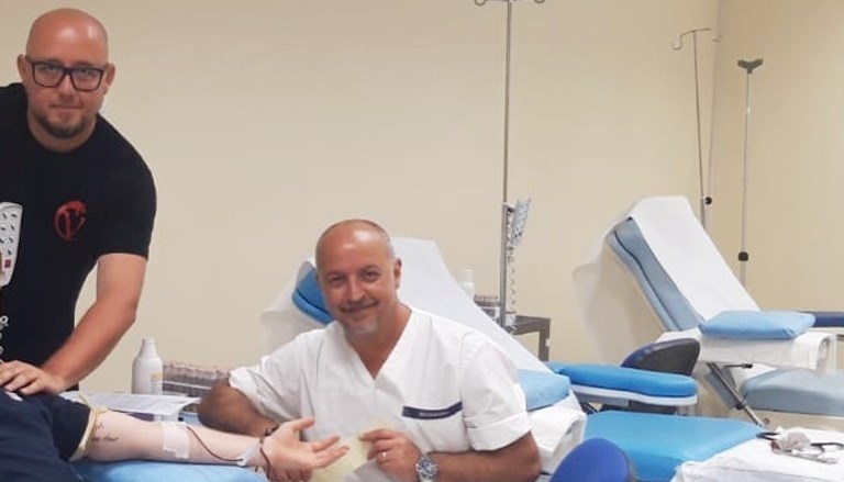 Il presidente Fratres Castellaneta Dario Polito con un infermiere del centro trasfusionale Il presidente Fratres Castellaneta Dario Polito con un infermiere del centro trasfusionale
