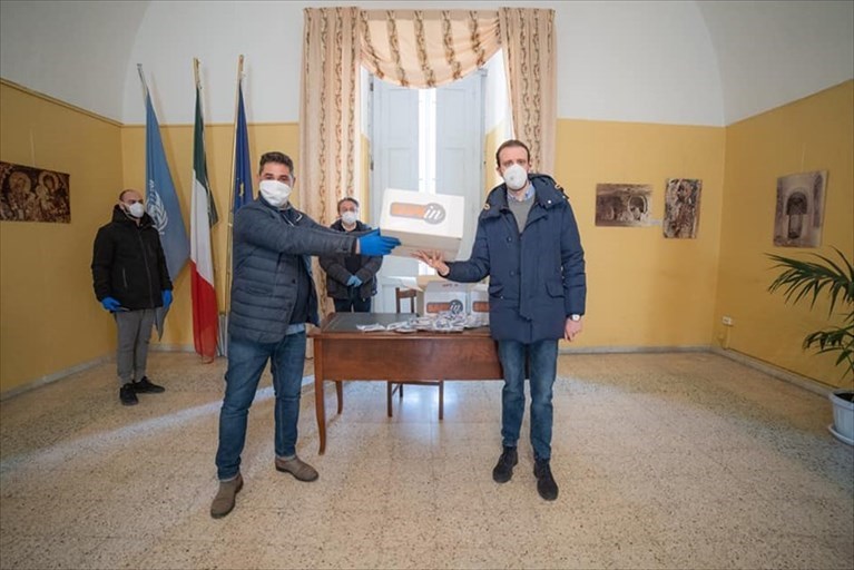 Coronavirus, 500 mascherine "Made in Mottola" donate al Comune