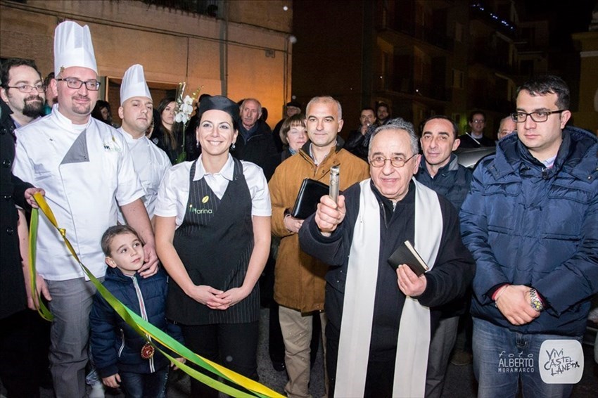 Don Nunzio Picaro durante una benedizione ad un'attività commerciale