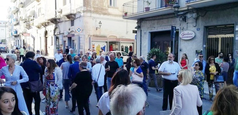 Castellaneta, via Roma: la via del passeggio e delle attività commerciali