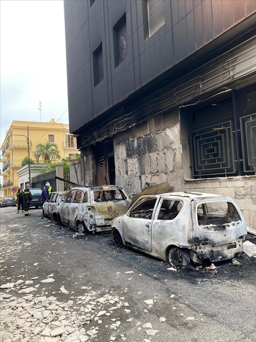Le auto distrutte dalle fiamme
