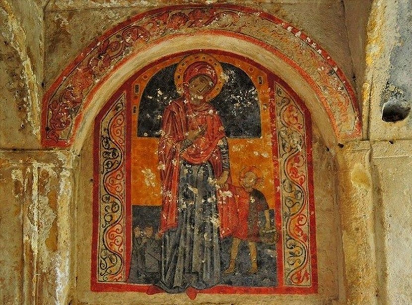 “La Vergine che conduce il Bambino”, affresco nella Chiesa della Madonna della Candelora a Massafra