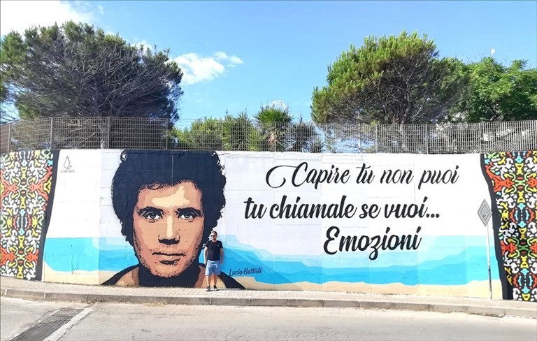 Il murale dedicato a Lucio Battisti Il murale dedicato a Lucio Battisti