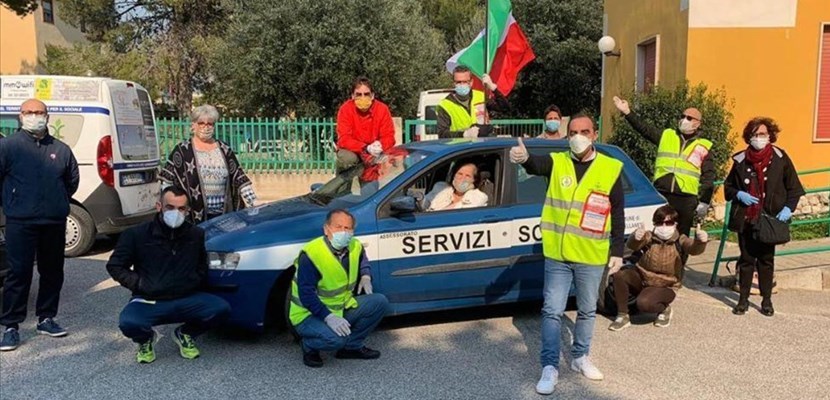 I volontari del servizio Pronto Farmaco con l I volontari del servizio Pronto Farmaco con l
