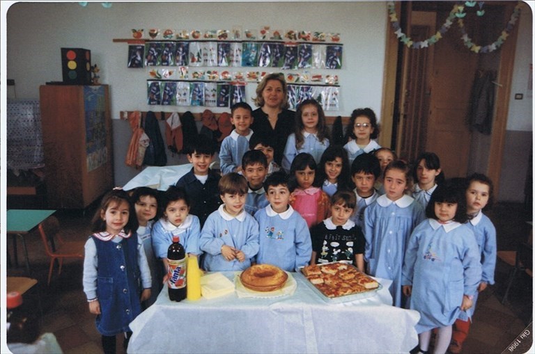 La maestra Francesca Greco e i suoi alunni