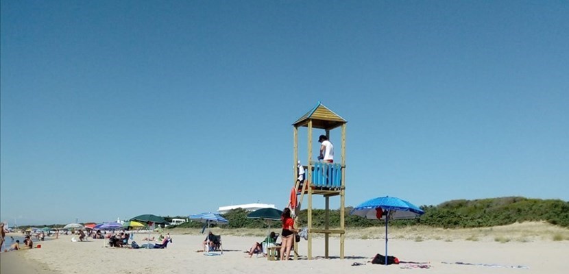 Una delle torrette installate nelle otto spiagge libere