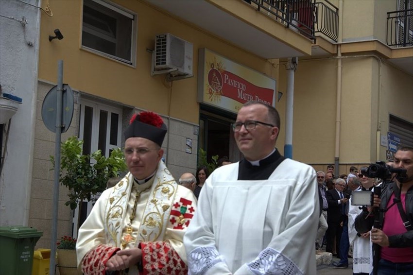 Don Oronzo Marraffa durante una processione in onore di Maria SS Mater Domini