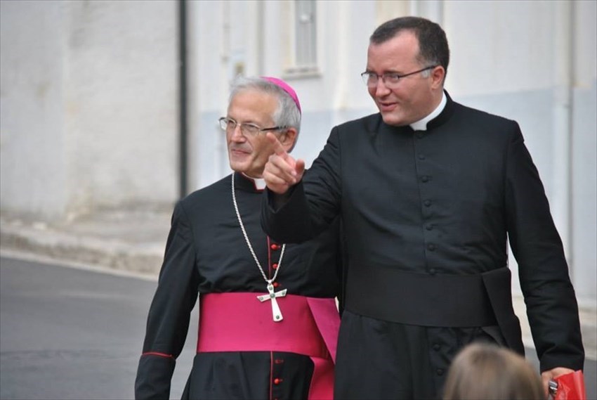 Don Oronzo Marraffa con il vescovo Pietro Maria Fragnelli