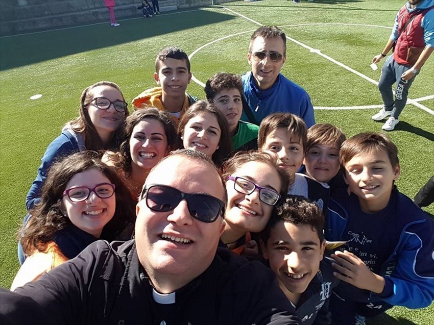 Don Oronzo Marraffa con i giovani dell'oratorio