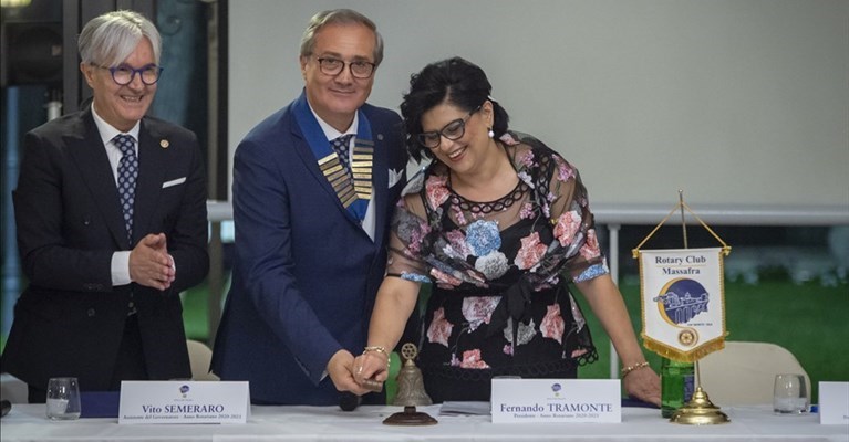 Il tocco della campana del presidente uscente Rosanna Rossi e il nuovo presidente Fernando Tramonte