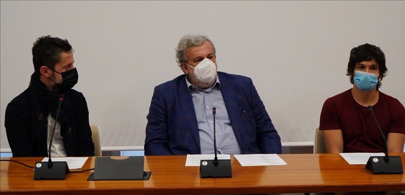 Fabio Salvatore, il presidente Emiliano e il cantautore Pierdavide Carone durante la conferenza stampa Fabio Salvatore, il presidente Emiliano e il cantautore Pierdavide Carone durante la conferenza stampa