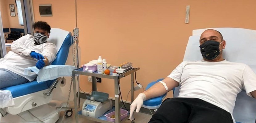 Due donatori durante il gran gesto di solidarietà Due donatori durante il gran gesto di solidarietà