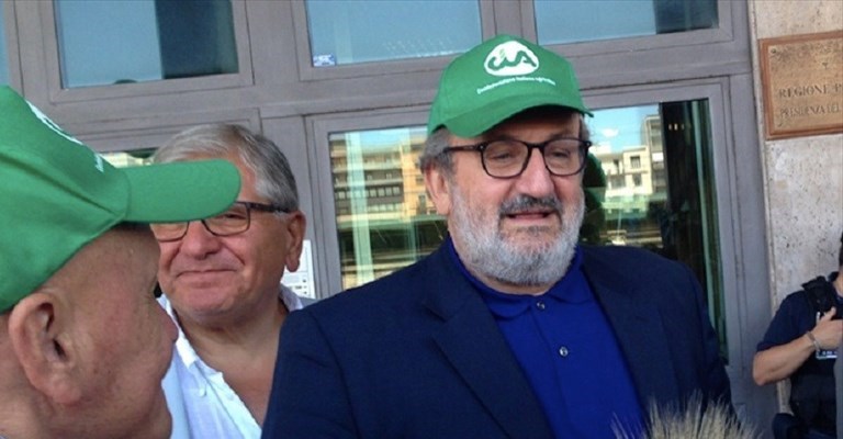 Michele Emiliano con il cappellino Cia Michele Emiliano con il cappellino Cia