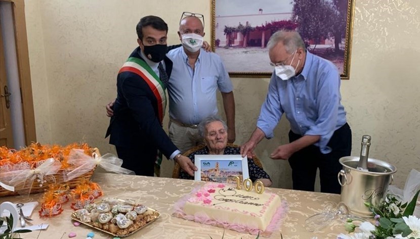 La festeggiata con il sindaco Gugliotti, il direttore Rubino ed il presidente D