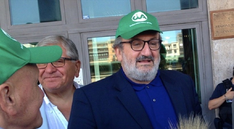 Michele Emiliano con il cappellino Cia Michele Emiliano con il cappellino Cia