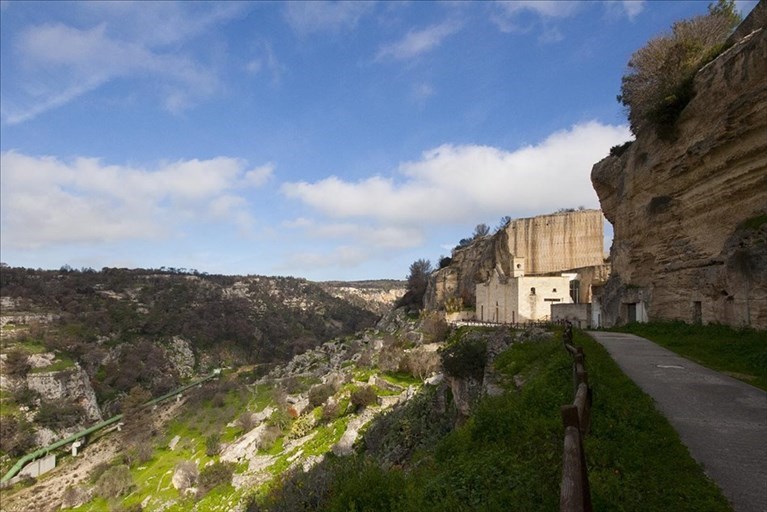 Via Antico Santuario e la gravina di Palagianello