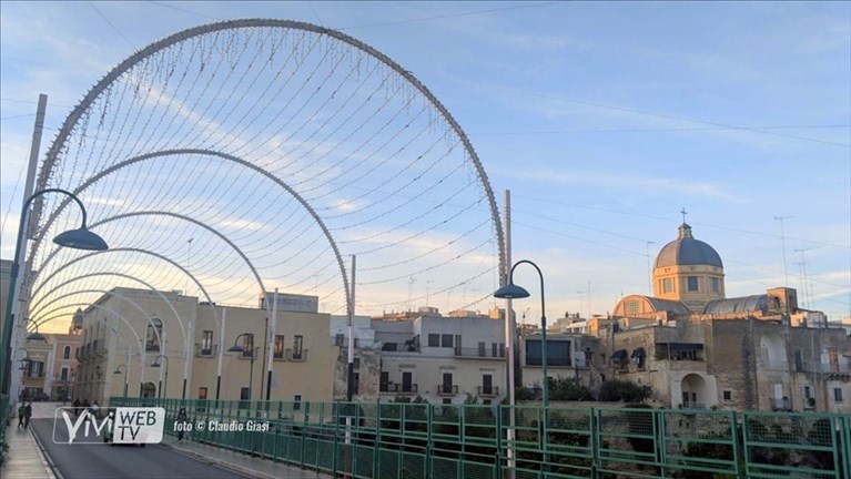 Luminarie natalizie, a Massafra è già polemica