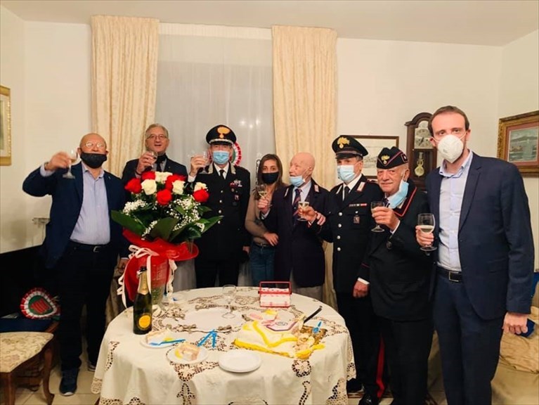 Gli auguri dei carabinieri a nonno Vincenzo