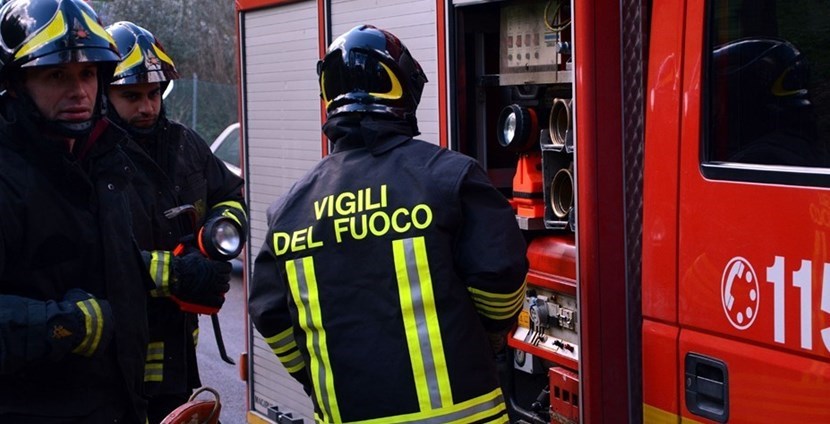 Fiamme in un'azienda agricola di Castellaneta: distrutti due capannoni