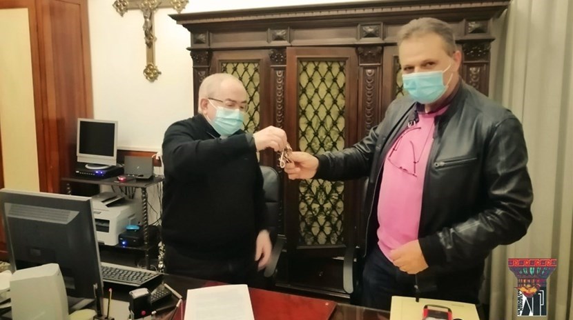 il parroco don Fernando Balestra e l il parroco don Fernando Balestra e l