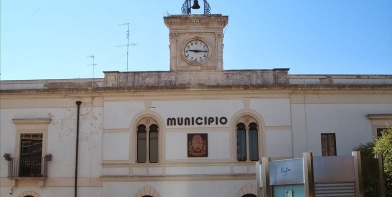 Il municipio di Laterza Il municipio di Laterza