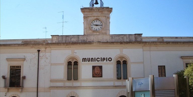 Il municipio di Laterza