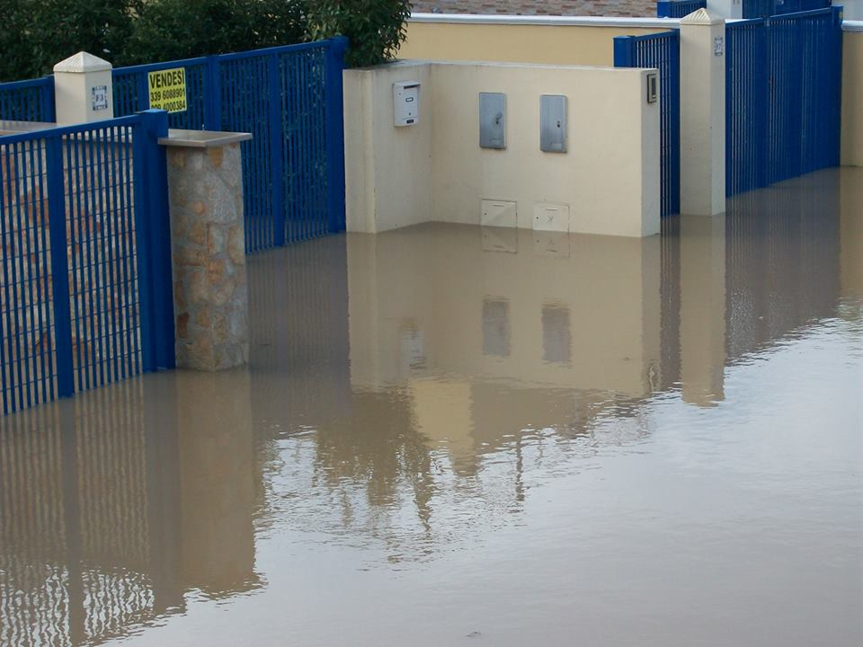 ALLUVIONE A CASTELLANETA MARINA, CASE IN PERICOLO