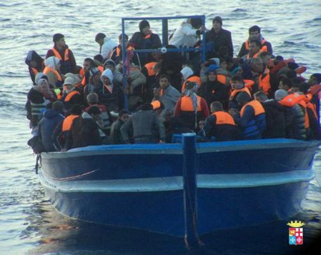 MIGRANTI, PAESE DIVISO TRA SOLIDARIETÀ E INTOLLERANZA