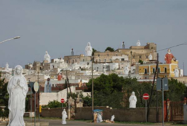 SCHERZATE COI FANTI… E PURE CON LE STATUE DEI SANTI!